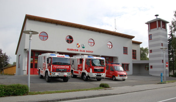 Feuerwehrhaus und Fahrzeuge